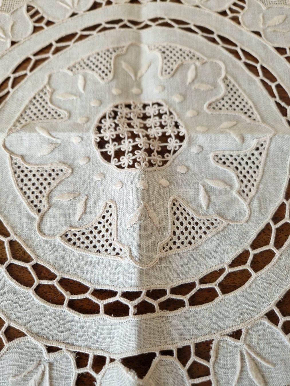 Altra biancheria da tavola: Wunderschöne Tischdecke, Handarbeit 85x83cm – Nuovo (secondo la descrizione) da Bern venduto da Antikbatik 7