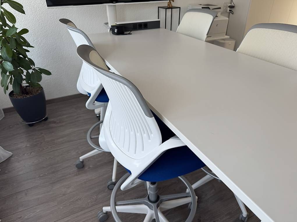 Set di tavolo e panche: Steelcase Sitzungstisch mit vier Stühlen – Usato da Baden venduto da mercari