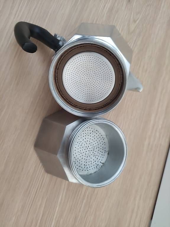 Bialetti Macchine per caffè & Macchine per espresso: Bialetti Moka Express 6 Cups – Usato da Zürich venduto da Yevhenii. 4