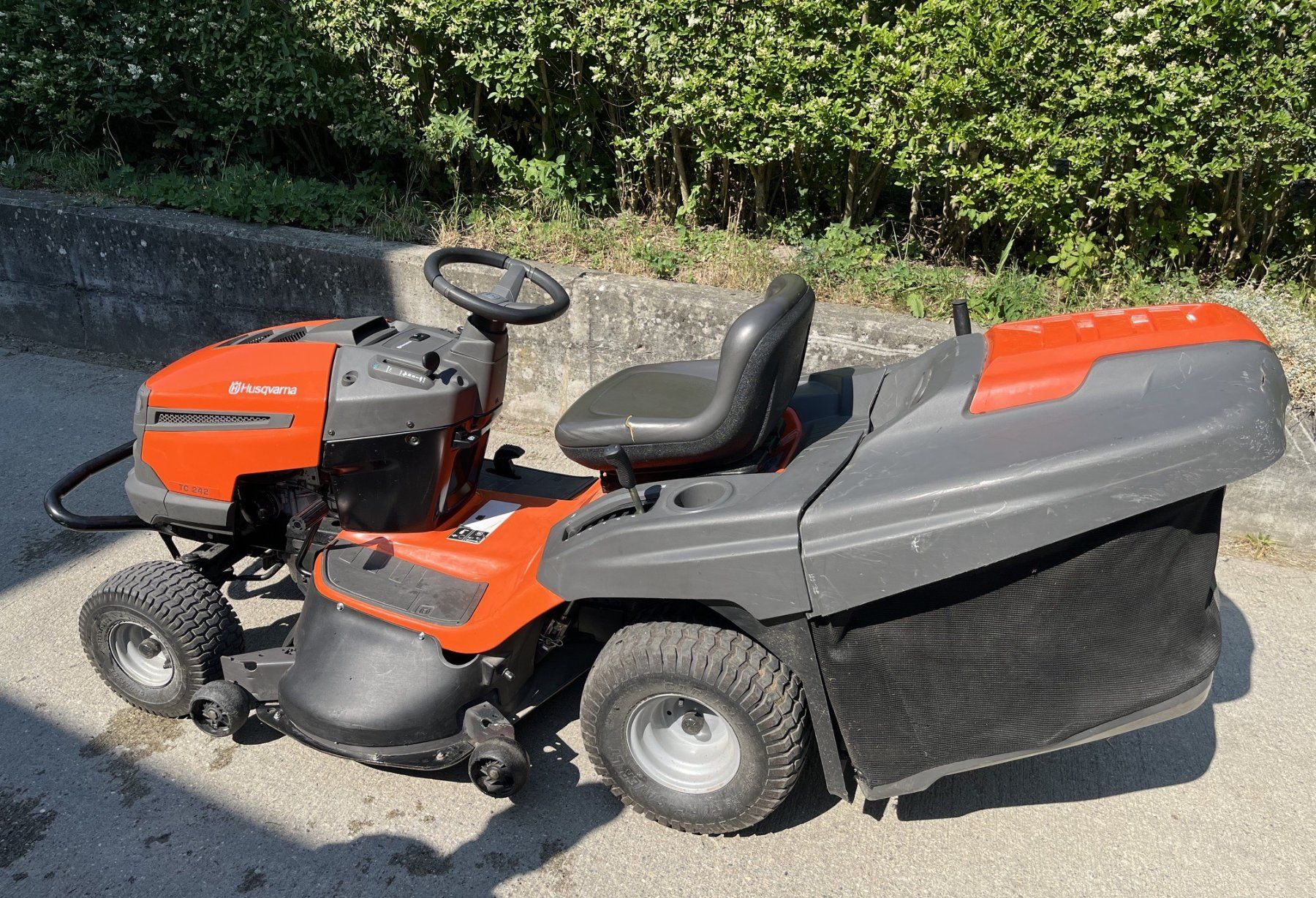 Husqvarna Rasenmäher: Husqvarna TC242 – Gebraucht aus Cazis von la-torre-work-snc 1