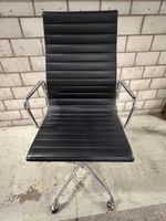 Bürostuhl Vitra EA 117 schwarz Leder mit Rollen gebraucht