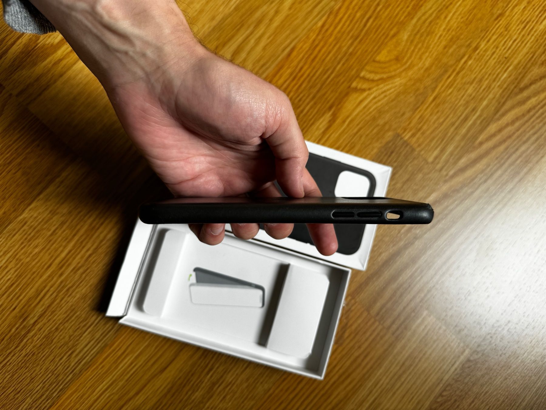 Cover & Protezioni schermo: Used Black Leather Apple Case for iPhone 11 Pro Max with Box – Usato da Zürich venduto da fra89zh 2