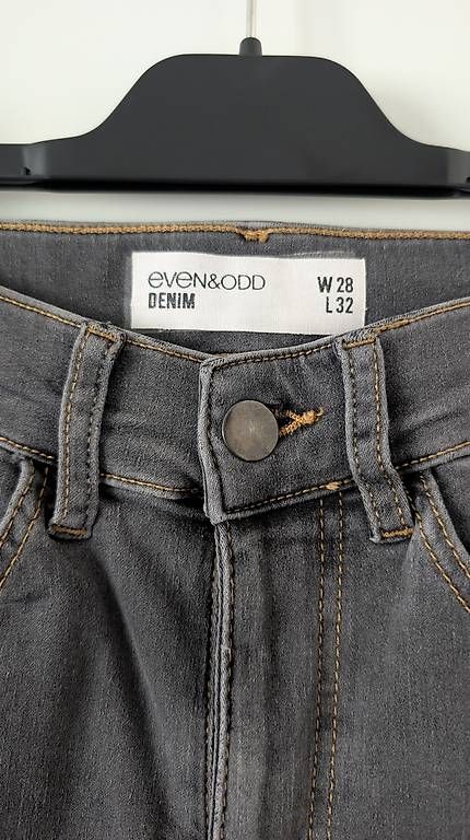 Jeans: Graue Skinny Jeans 28/32 – Gebraucht aus Erschwil von andora00