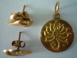 Boucles d'oreilles + médaillon en or 750