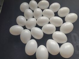 23 Eier Plastik mit Loch, Grösse 6cm, Neu Deko basteln