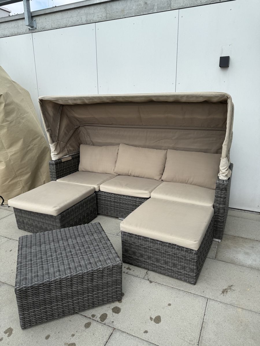 Sofas: Gartenlounge Rattan Anthrazit mit Dach, 2 Hocker und Tisch – Gebraucht aus Steinach von Giusep7