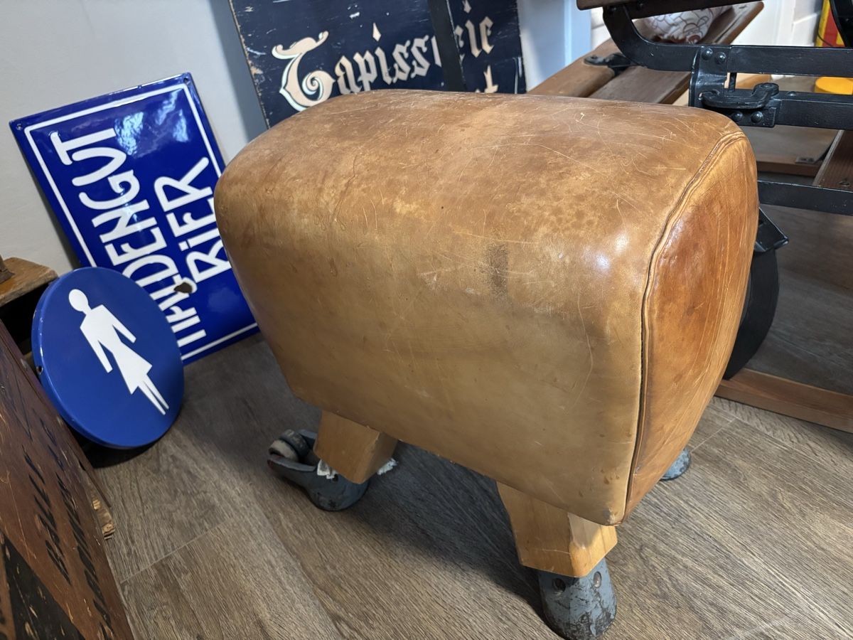 Sgabelli: Vintage Turnbock / Lederhocker, mit Rollen – Usato da Staufen venduto da timelessvintage 1