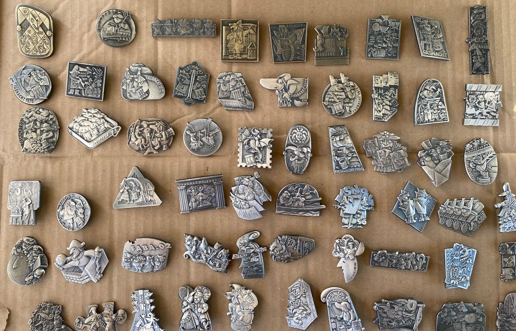Basler Placchette & Badge: Sammlung  Baslerfasnachtsplaketten Silber – Usato da Allschwil venduto da Deal_Tiger99 2