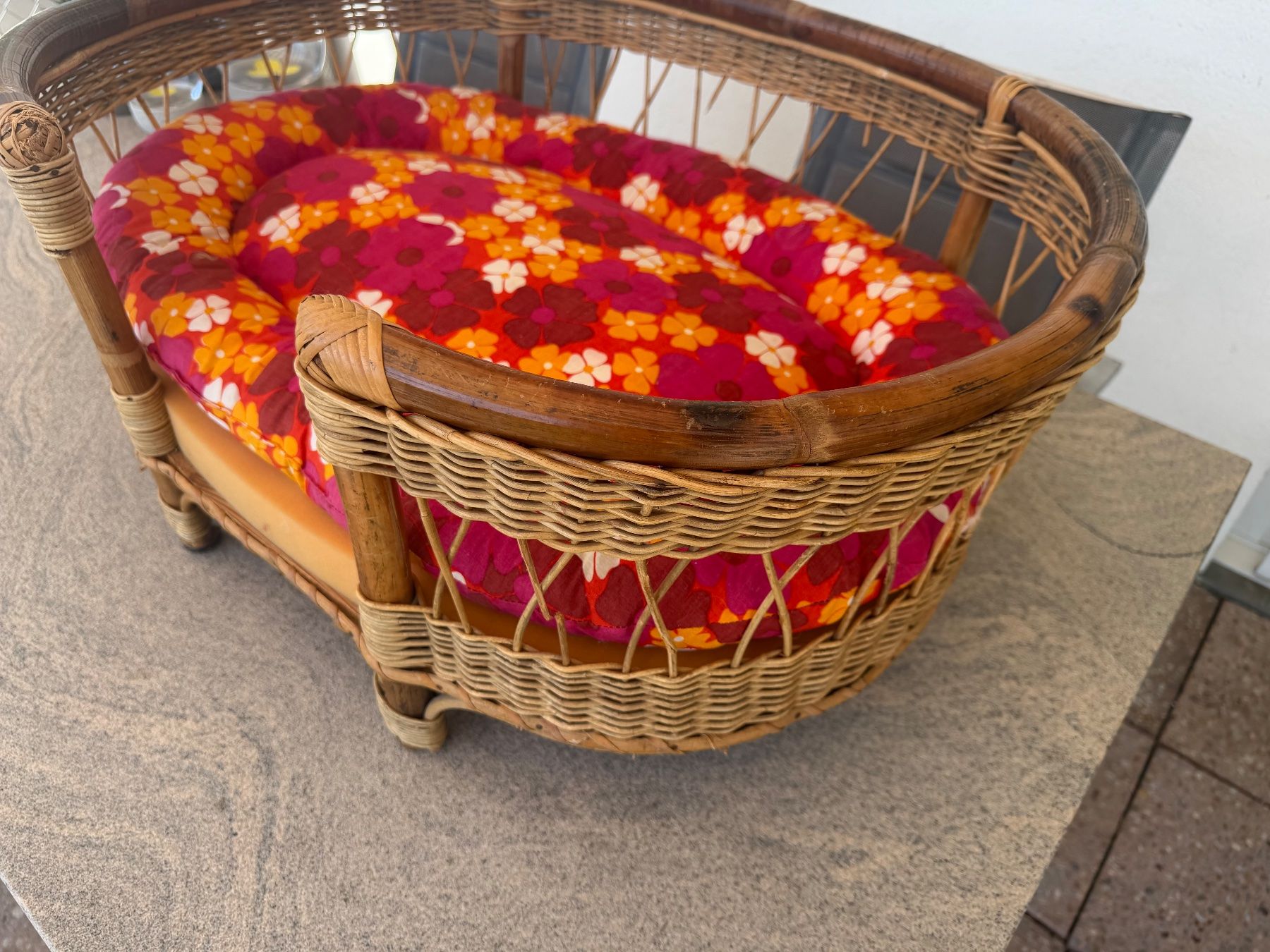 Liege- & Schlafplätze: Vintage Rattan Hundebett – Gebraucht aus Geroldswil von Jeremy11 2
