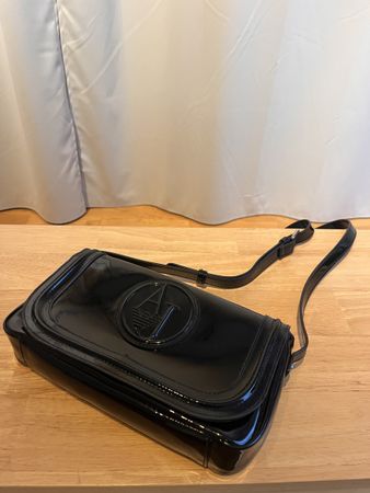Armani Umhängetasche schwarz Lackleder mit Logo