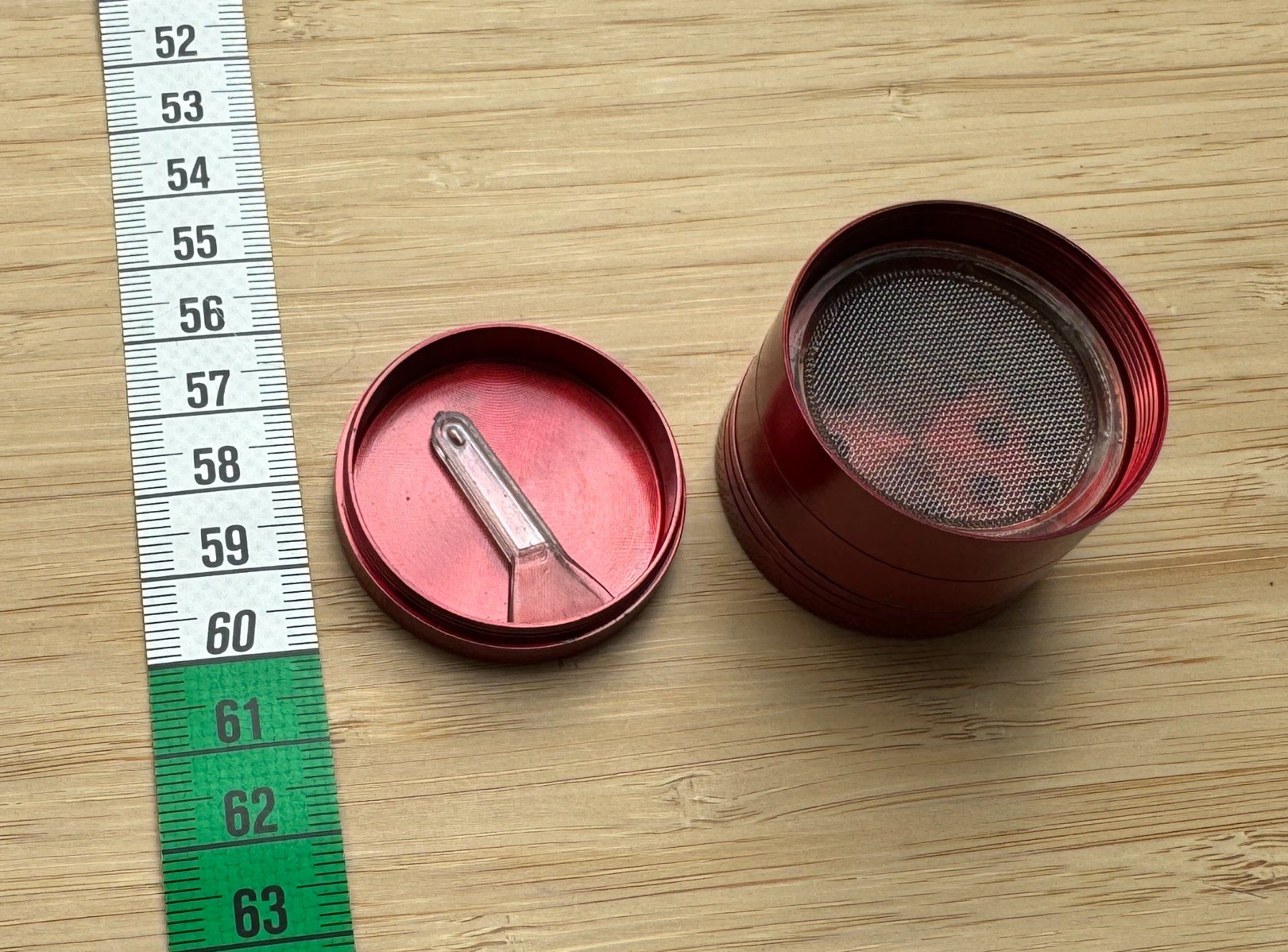Tabacchi: roter Metall Grinder, red, Mühle – Nuovo e nell'imballaggio originale da Winterthur venduto da YaV 4