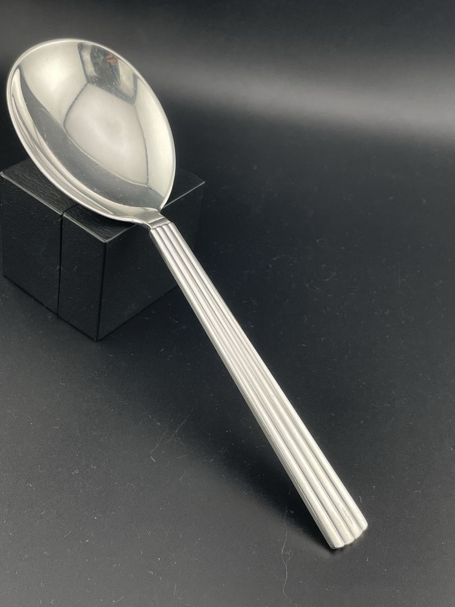 Jensen Cucchiai: Georg Jensen Sterling Silver DEN - Bernadotte Serving Spoon – Usato da Genève venduto da PepitesdAlor