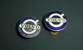 2 alte, emaillierte Reversabzeichen: VOLVO Automobile