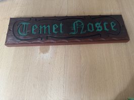 Holzschild mit Schriftzug „Temet Nosce“ (Matrix)