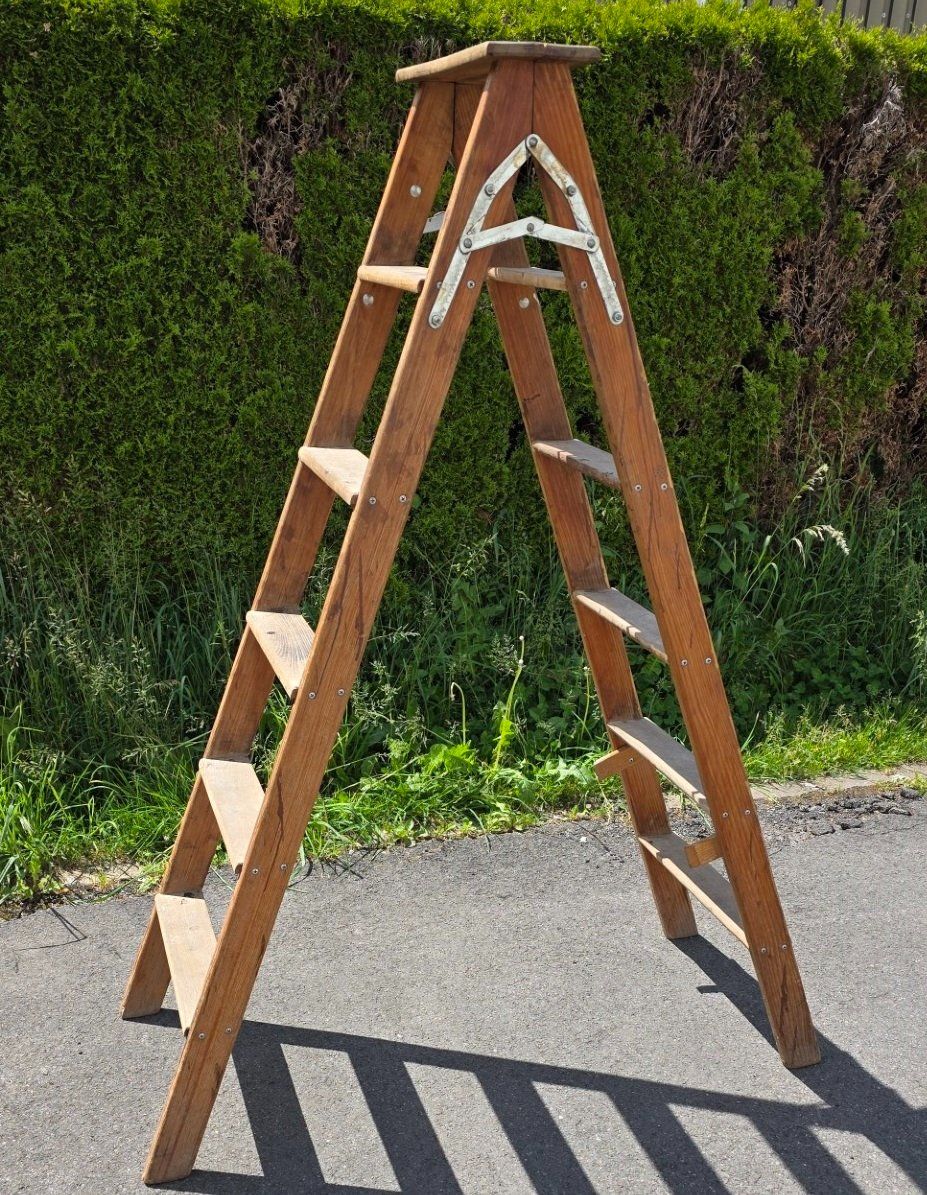 Scale: Alte Bockleiter aus Holz Leiter Regal – Usato da Flums venduto da Flumsantik