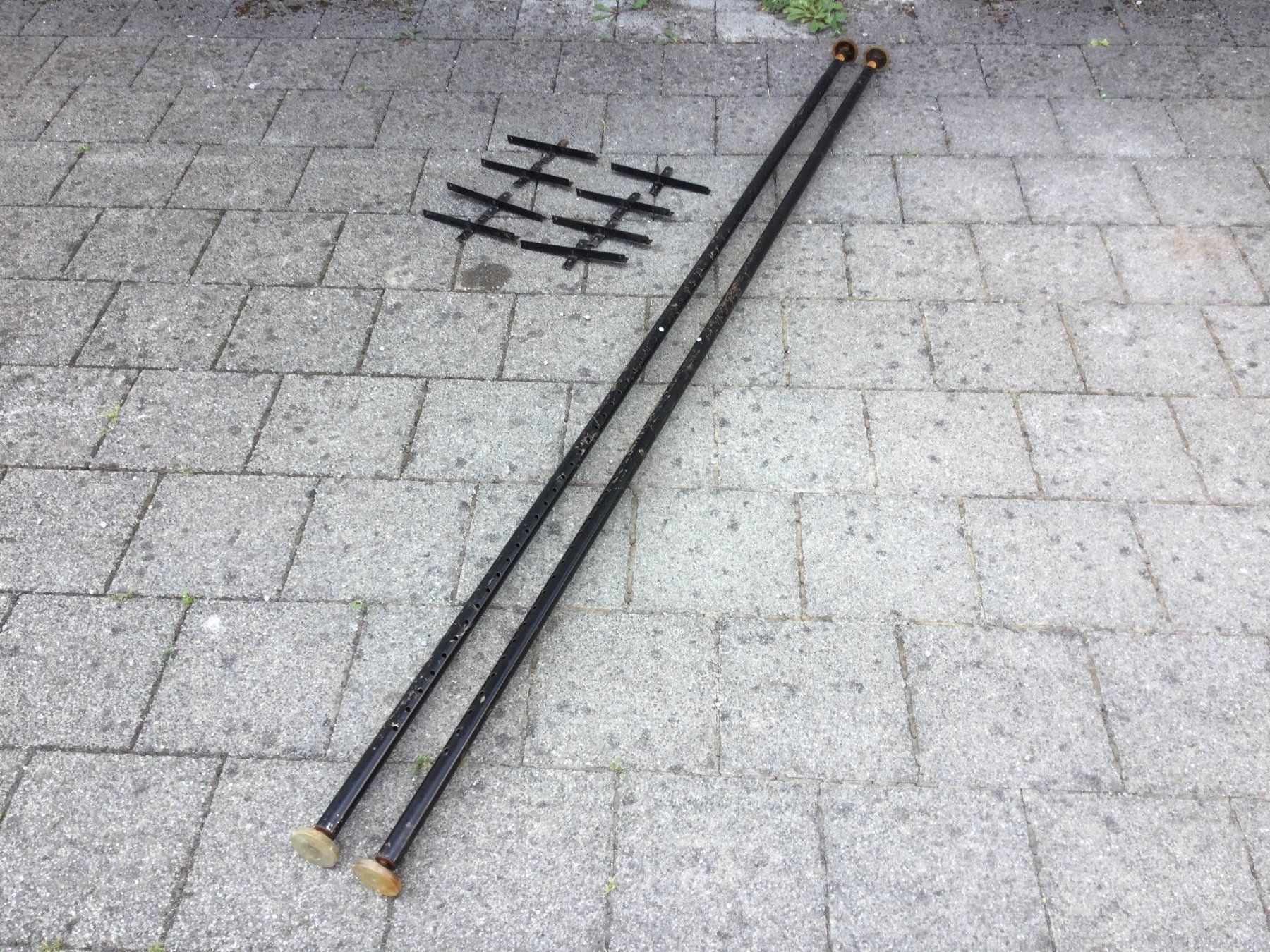 Scaffali: Gebrauchte Teleskop Regal Stangen plus Tablar Halter – Usato da Wangen SZ venduto da kuriosum12