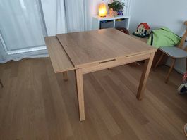 Ausziehbarer Holztisch