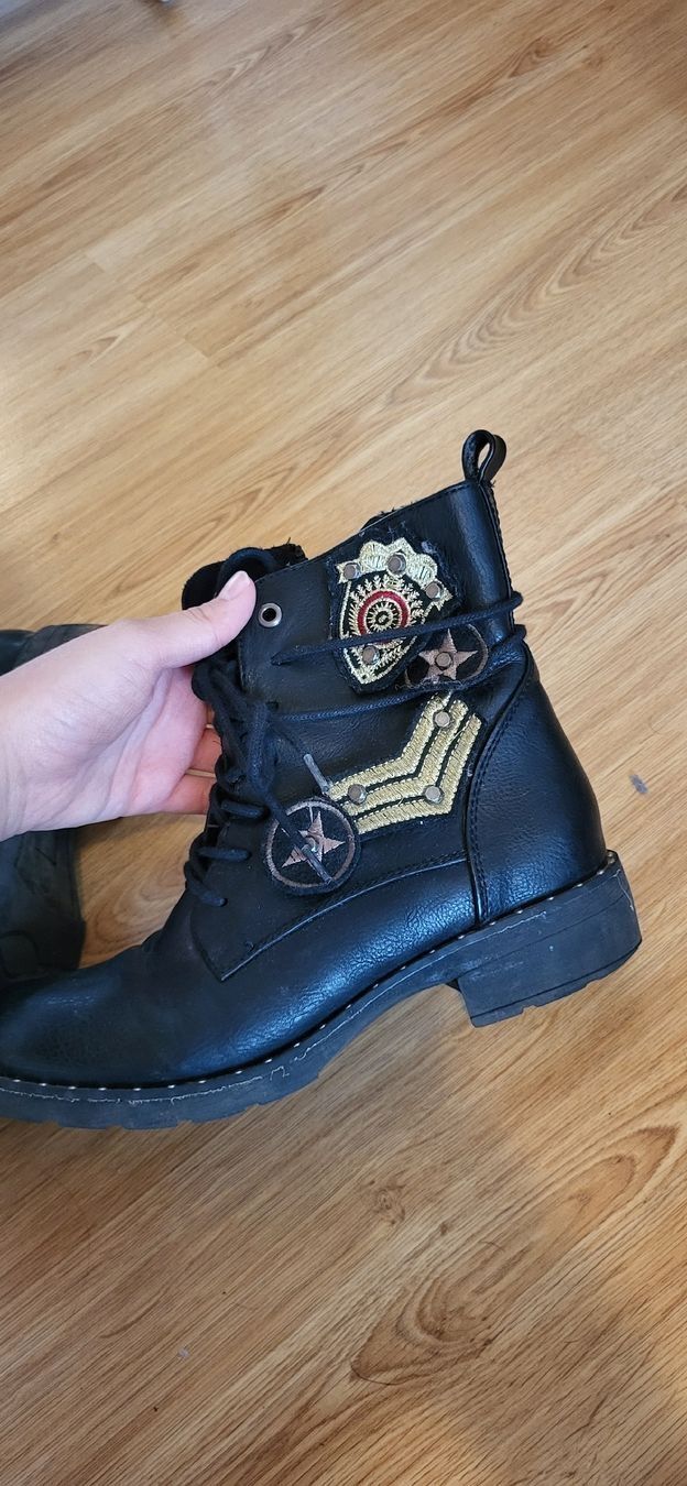 Herrenschuhe: Bottines rangers rock à broderies dorées 37 – Gebraucht aus Montcherand von mam_6ctf 1