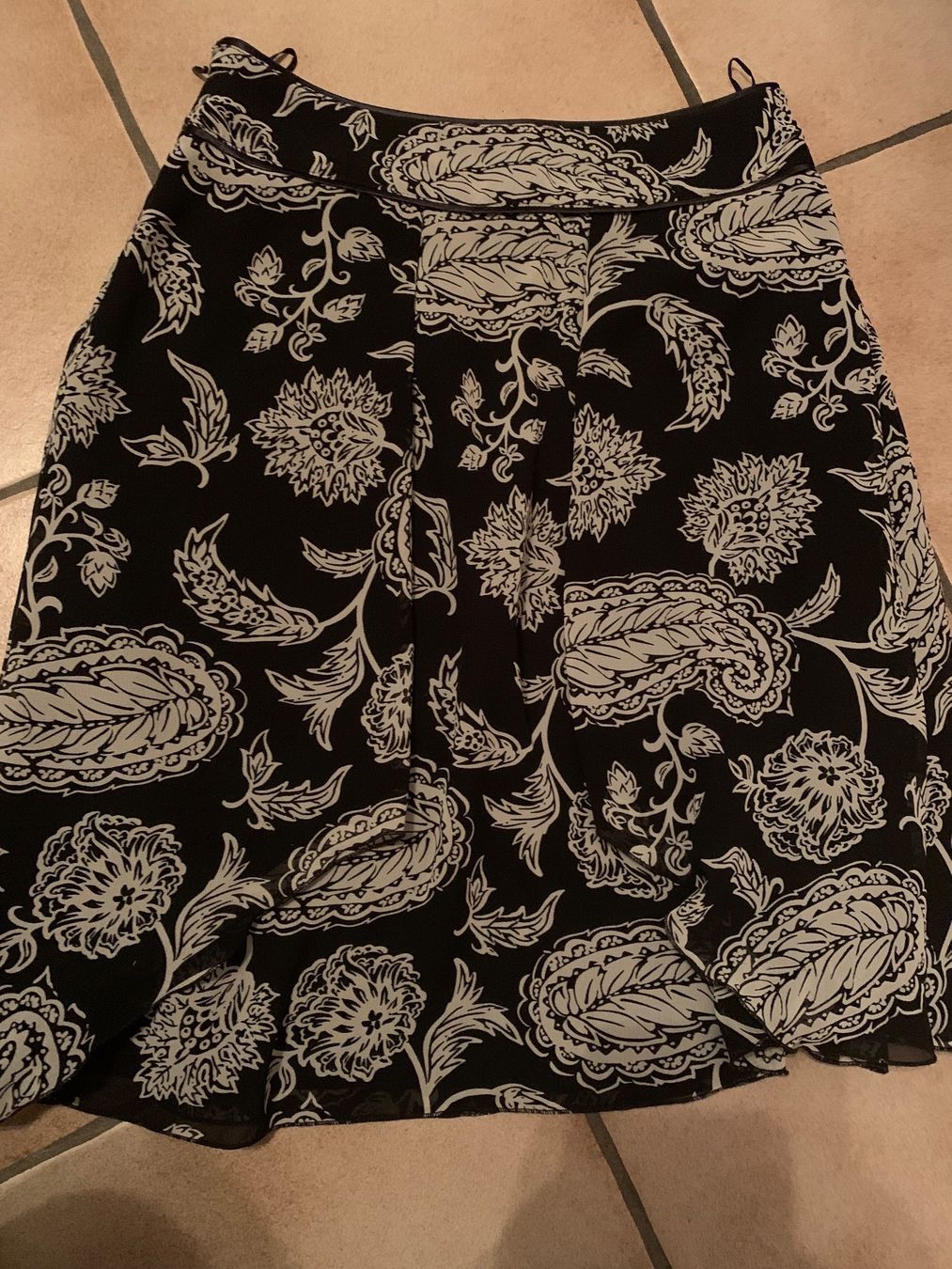 Mango Röcke: Jolie jupe Mango taille xs ou 34 – Gebraucht aus MEYRIN von Gwendo10 1