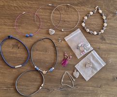 Schmuck-Set: Halsketten, Ohrringe, Zubehör