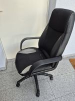 Bürostuhl schwarz mit Gebrauchsspuren am Polster