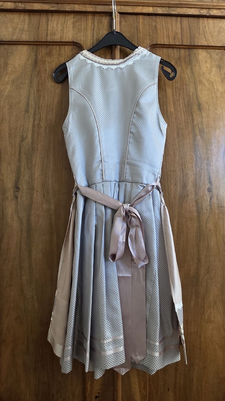 Costumi: Krüger Dirndl Madl Violet gemustert Gr.30  – Nuovo e nell'imballaggio originale da Kreuzlingen venduto da MeinKleinesAtelier 4