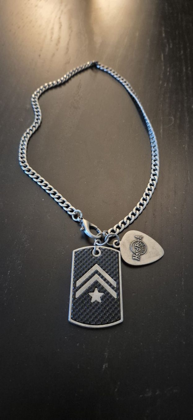 Catenine: Collier chaîne avec pendentif HARD ROCK CAFE – Usato da Genève venduto da Naheu
