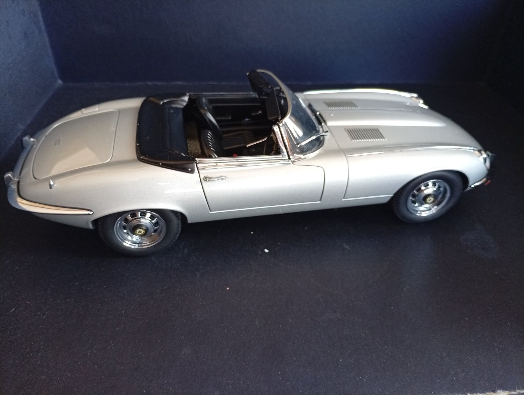 Autoart Modellini d'auto: Modellauto Jaguar E-Type silber 1:18 AUTOart super Zustand – Usato da Bolken venduto da ele_d5fx 2