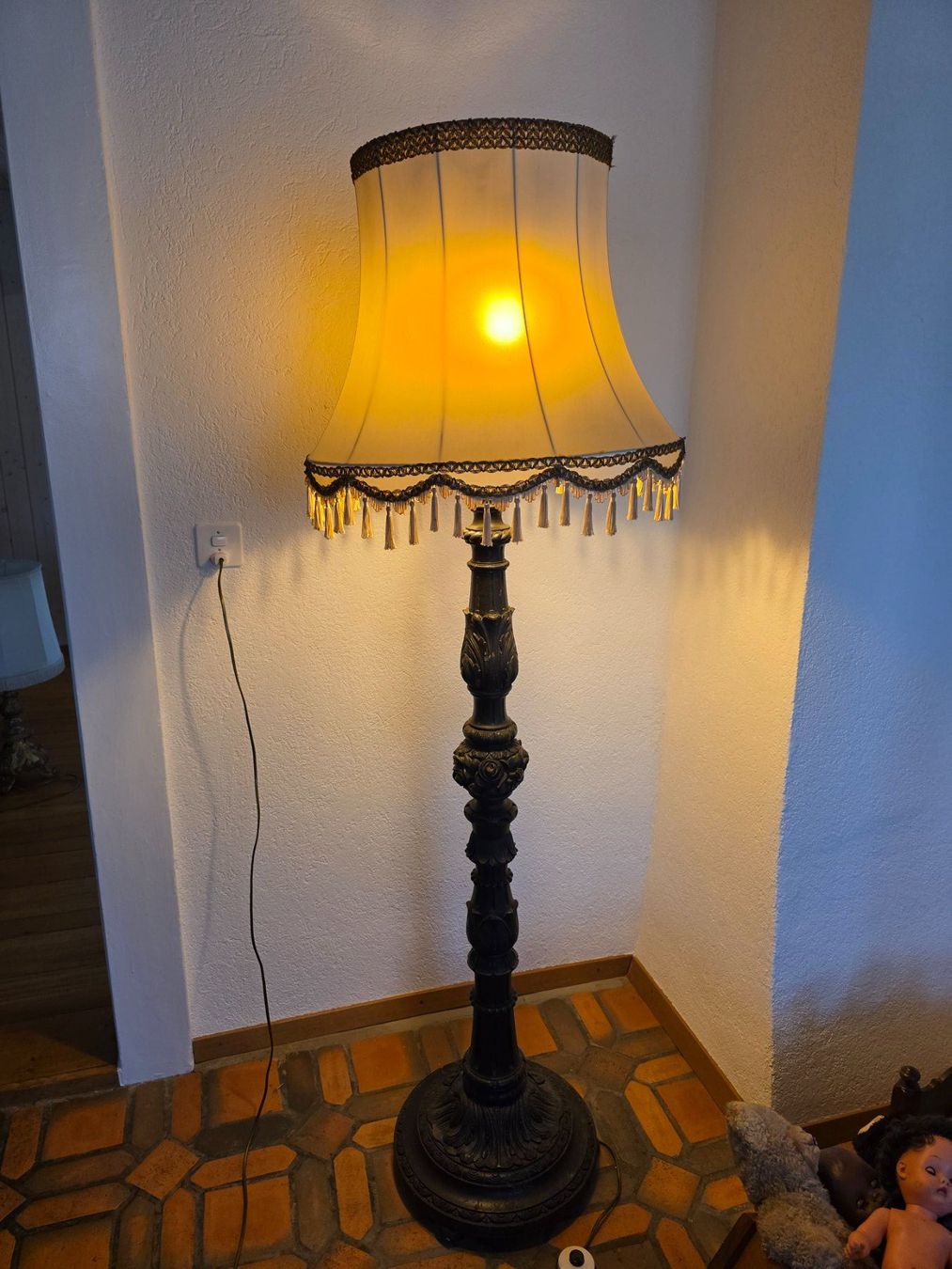 Lampes: robuste antike Ständerlampe Leuchte Schirm Stehlampe Lampe – D'occasion à Walterswil BE par Lonitti