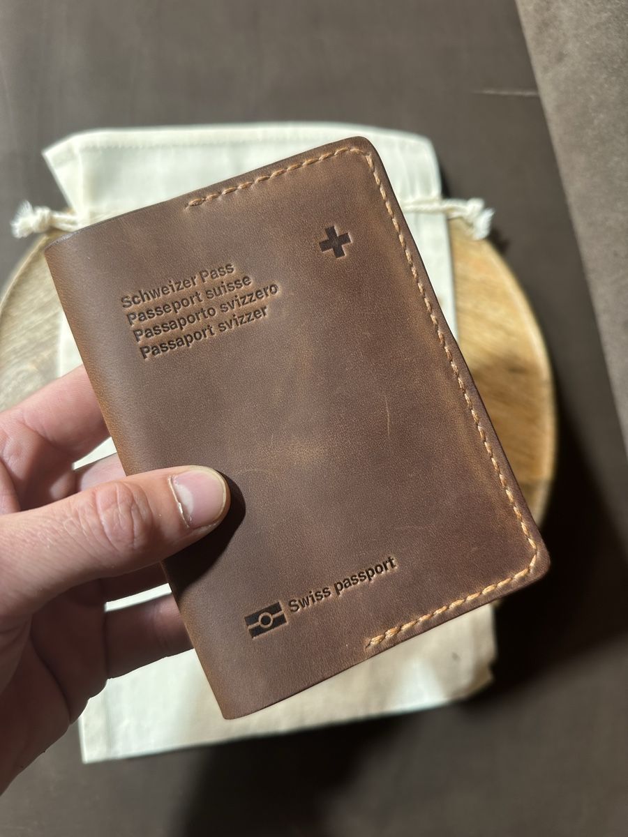Cover & Protezioni schermo: Handgefertigte Passhülle aus echtem Leder – Nuovo e nell'imballaggio originale da Mettmenstetten venduto da vad_57p2