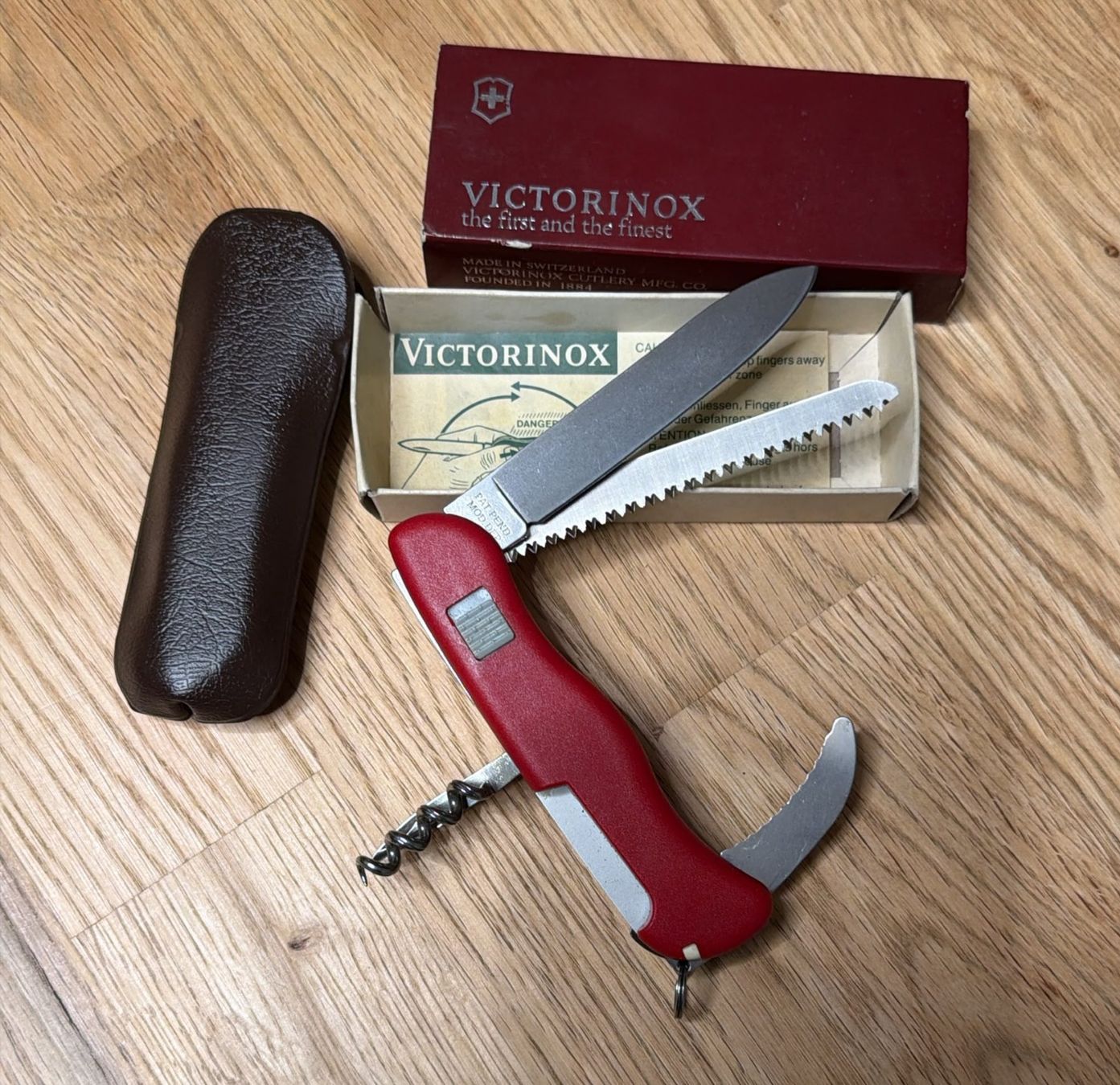 Victorinox Couteaux de poche: VICTORINOX SACKMESSER MIT ETUI – Neuf avec emballage d'origine à Zürich par Frei-Occasionen 1