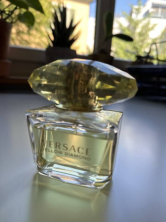 Profumi & Eau de Toilette: Versace Yellow diamond 90ml  – Usato da Zürich venduto da luc_bb9h 3