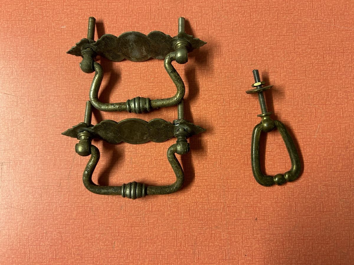 Ferramenta: Möbelgriffe antik Metal und Messing 2 Stk und eine Messing. – Usato da Lanzenhäusern venduto da vic63