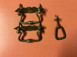 Möbelgriffe antik Metal und Messing 2 Stk und eine Messing.
