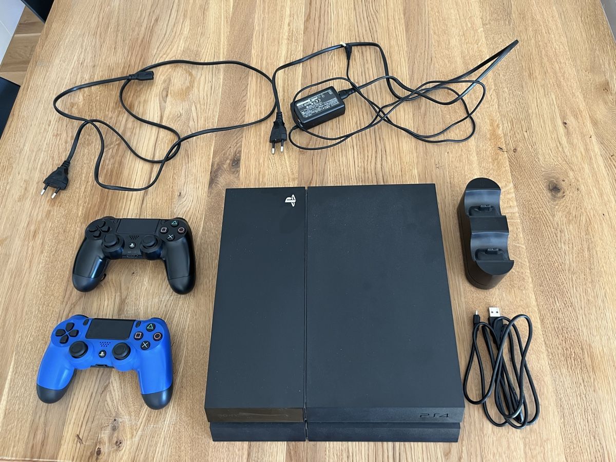 Sony Console: PS4 mit zwei Kontroller, Ladestation und Spiele – Usato da Volketswil venduto da asc_yp5h