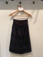 dunkelblaues Kleid mit Pailletten