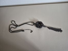 Kette mit Anhänger Knoten und Quaste anthrazit Länge 35 cm