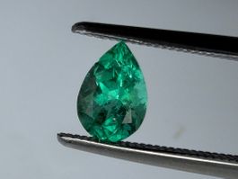 SMARAGD bläulich/grüner  Tropfen  0.515cts  Ural / Sibirien