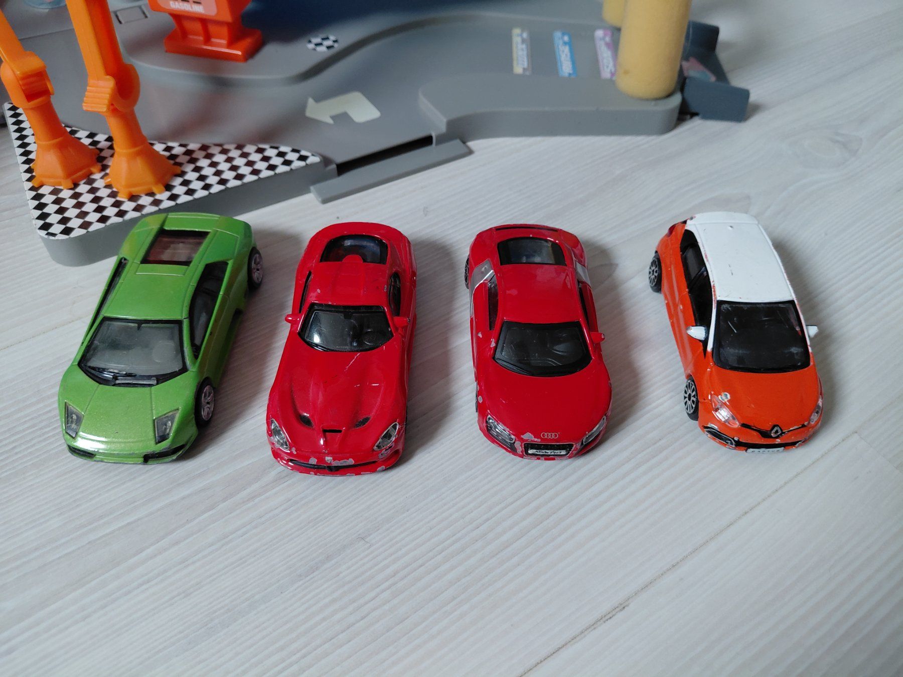 Spielzeuge: Garage avec 4 voitures – Gebraucht aus Renan BE von Epicurien0017 2