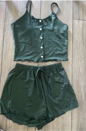 TOP UND SHORTS UNGETRAGEN GRÖSSE S