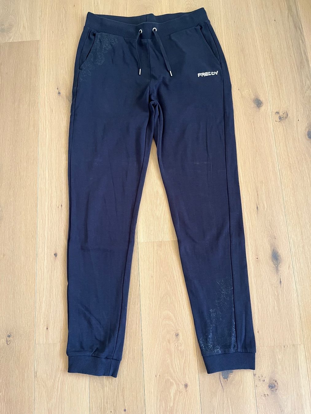 Freddy Pantaloni: Freddy, leichte Trainerhose Damen, Gr. S – Usato da St. Moritz venduto da 7000marie