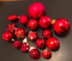 Lot diverser, roter Christbaumschmuck