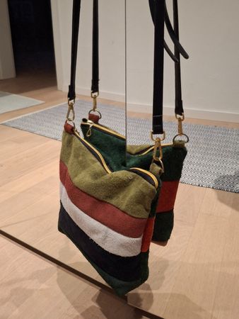 Coole Umhängetasche aus Wildleder - Herbst Look!