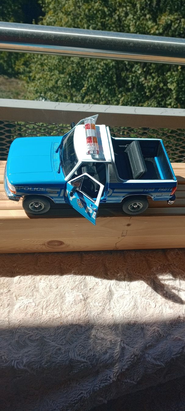 Greenlight Modellini d'auto: Ford Bronco 1992 NYPD – Usato da Domat/Ems venduto da oriori 3