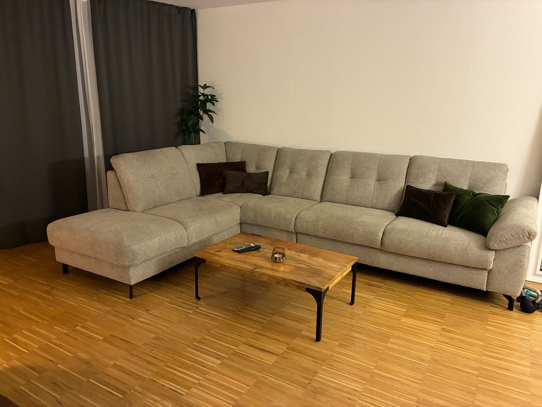 Sofas: Ecksofa hellgrau/beige Neuwertig – Gebraucht aus Zürich von man_ks2t