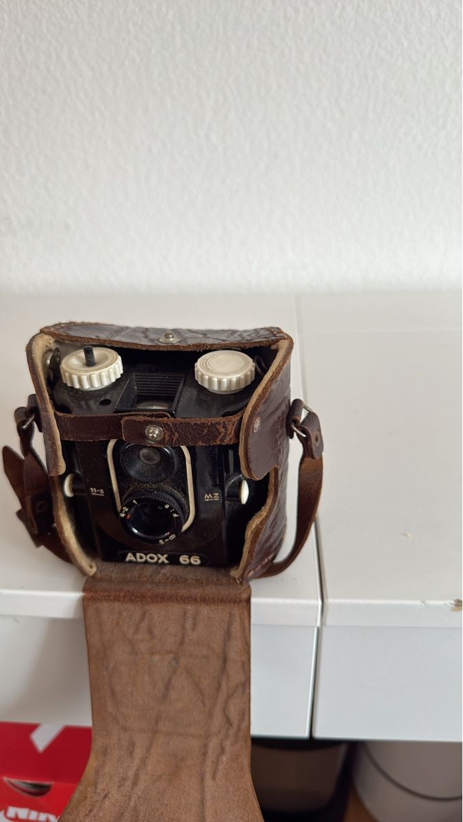 Adox Fotocamera: Adox 66 Kamera mit Ledertasche – Usato da Birsfelden venduto da mah_6yvz