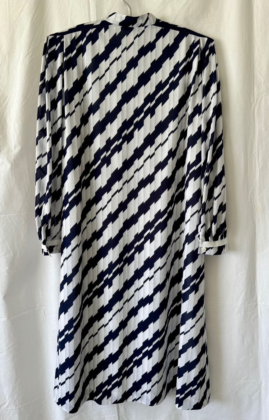 Vestiti: Weisses Kleid mit dunkelblauen grafischem Muster – Usato da Oberrieden venduto da pet_n2c2 3