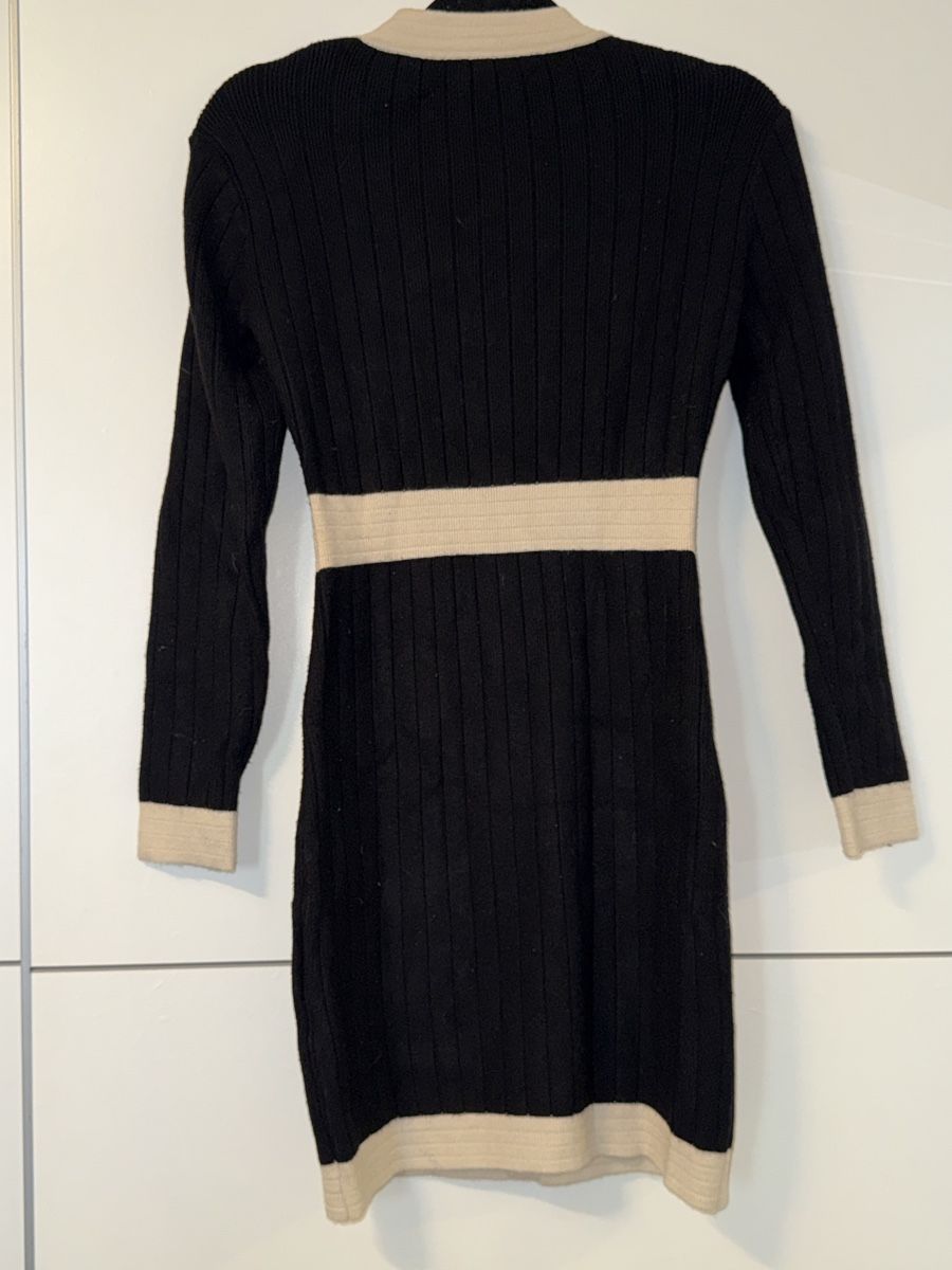 Vestiti: SCHWARZES STRICKKLEID MIT KONTRASTDETAILS – Usato da Schlieren venduto da kle_dis 2