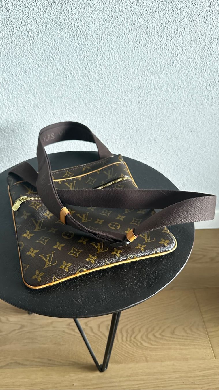 Louis Vuitton Borse: LV Louis Vuitton Pochette Valmy Monogram – Usato da Ponte Capriasca venduto da Zoezoe16 4