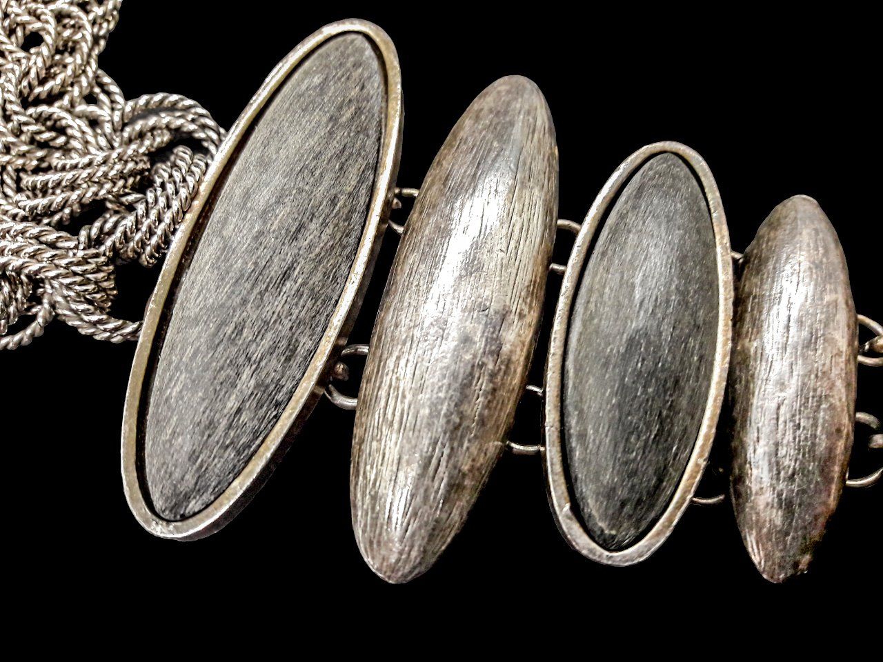 Collier Ethnique La Tribu Rigaux - Pendentif Rond Métal Et Perles Beiges - Occasion